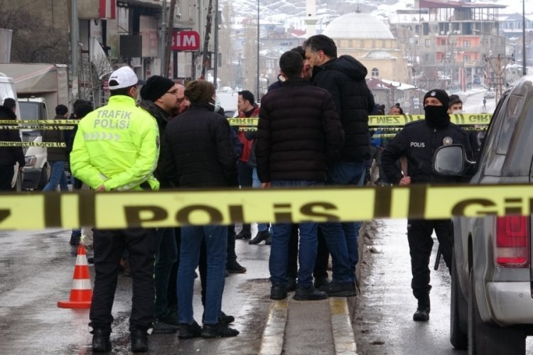 Sokak ortasında silahlı saldırı: 2 &ouml;l&uuml;