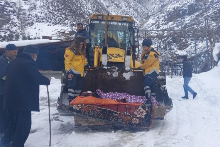 Ambulansın ulaşamadığı hasta dozerin kep&ccedil;esinde ambulansa taşındı
