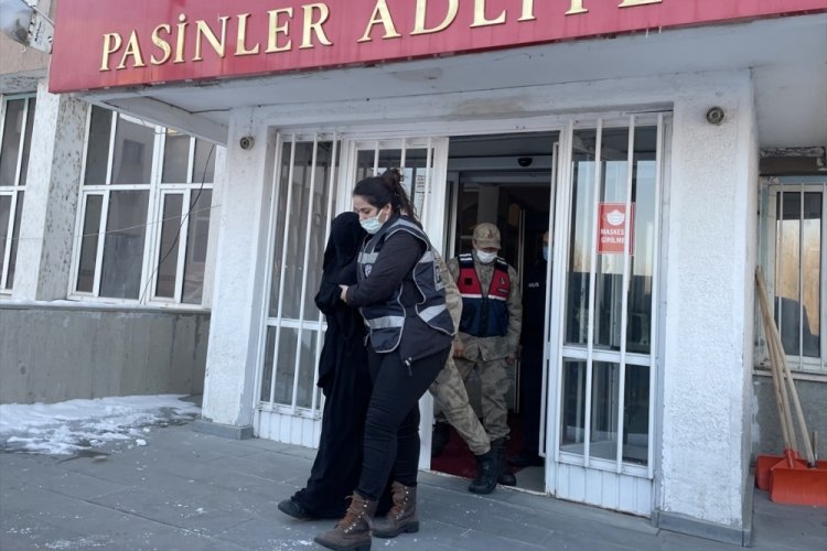Erzurum'da tartıştığı eşini bı&ccedil;akla &ouml;ld&uuml;ren kadın tutuklandı