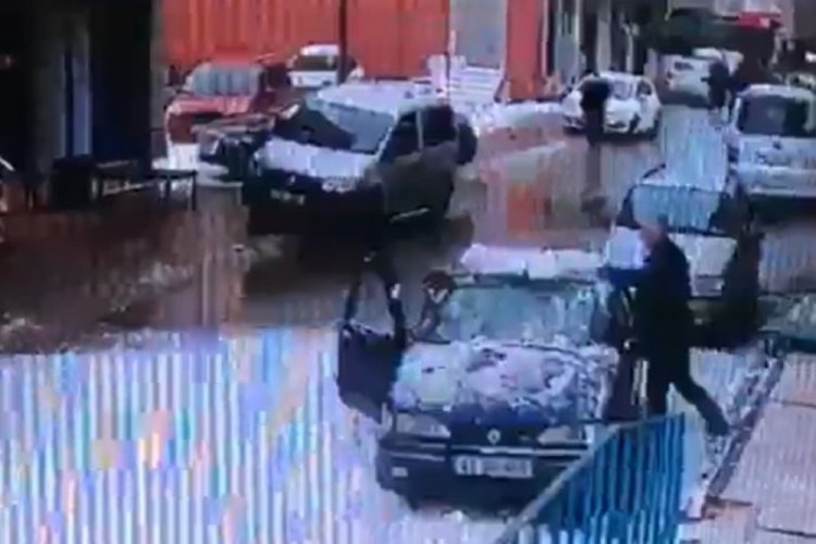 &Ccedil;atıdan d&uuml;şen kar k&uuml;tlesi ile dehşeti yaşadılar