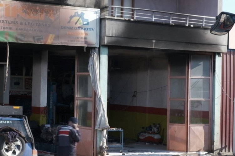 Oto tamircisinde LPG'li ara&ccedil; patladı, iş yeri alevler i&ccedil;inde kaldı