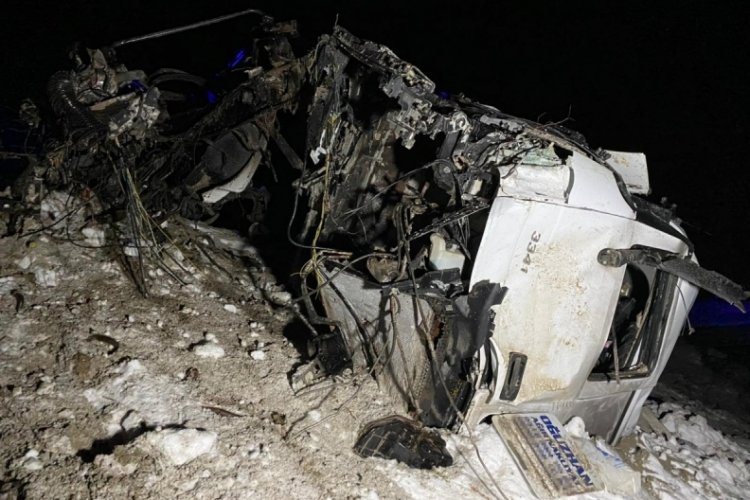 Freni patlayan vin&ccedil; y&uuml;kl&uuml; tır devrildi: 1 &ouml;l&uuml;