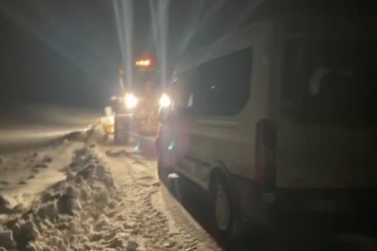 Tipi nedeniyle yolda kalan ambulans ile 17 ara&ccedil; kurtarıldı