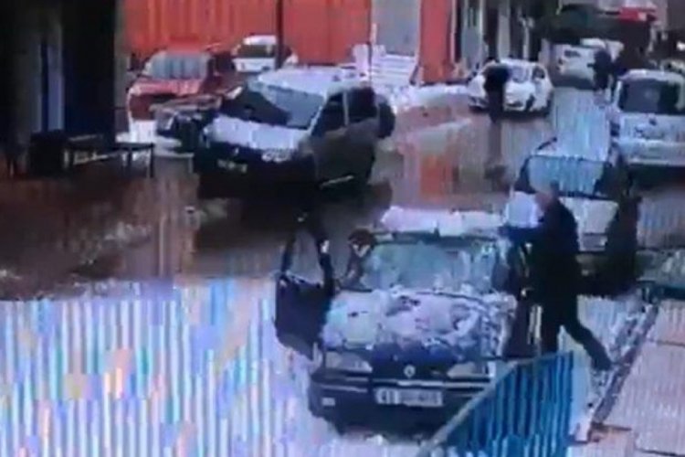 Arabadan inerken neye uğradığını şaşırdı!