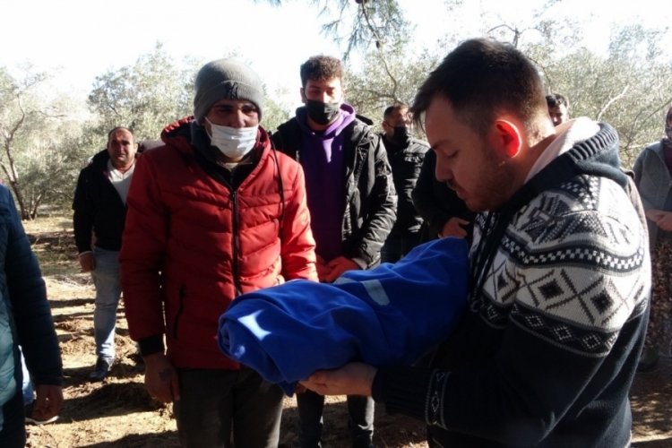 Karnında &ouml;len bebeği i&ccedil;in ameliyatlı halde mezarlığa geldi