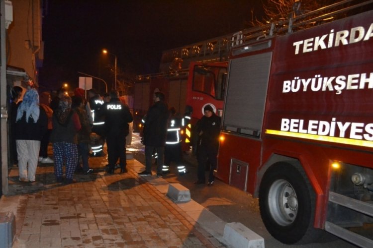 &Ccedil;atı yangını mahalleliyi sokağa d&ouml;kt&uuml;