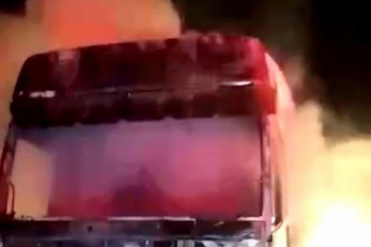 Otoyolda alev alev yanan tırdan geriye demir yığını kaldı