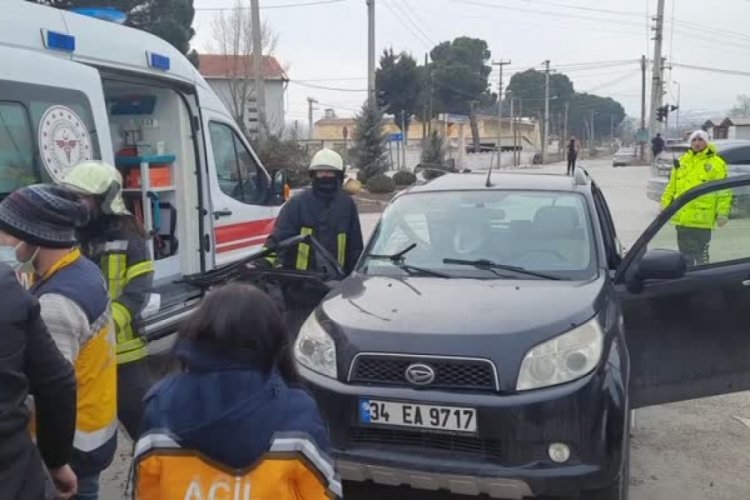 Manisa'da kamyonetle otomobilin &ccedil;arpıştığı kazada 4 kişi yaralandı