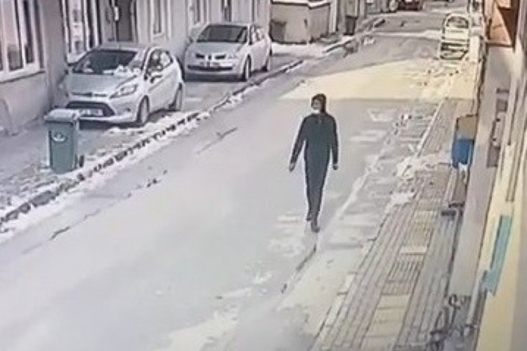 Bursa'da elini kolunu sallayarak bisikleti &ccedil;aldı!
