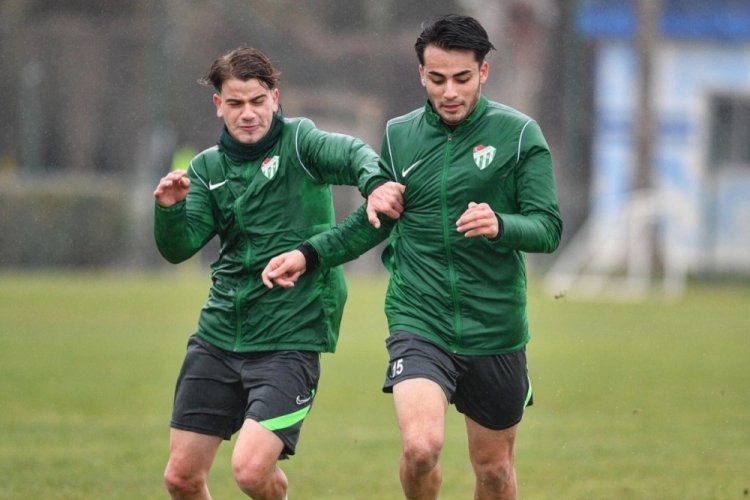 Bursaspor antrenmanda iki grup halinde &ccedil;alıştı