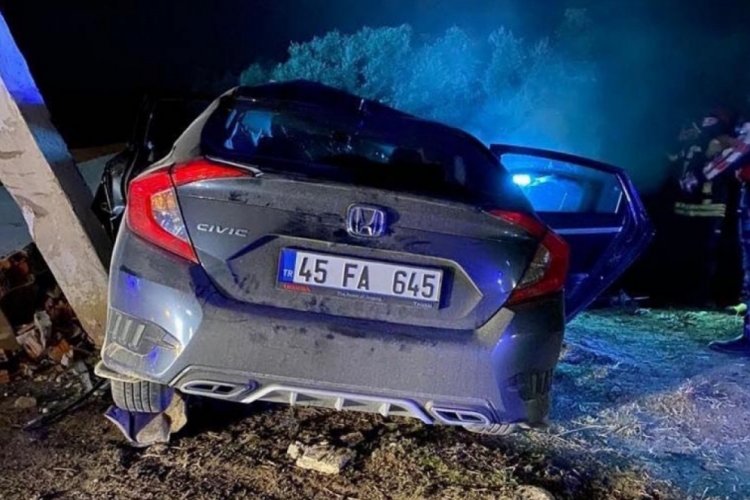 Manisa'da otomobil aydınlatma direğine &ccedil;arptı: 1 &ouml;l&uuml;, 2 yaralı