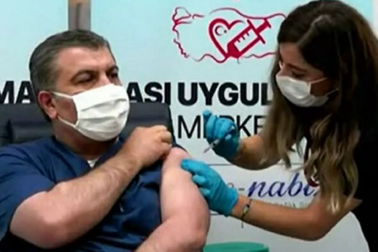 Bakan Koca: 'Aşı tercihinde benim tercihim TURKOVAC' diye y&uuml;ksek sesle s&ouml;yleyin