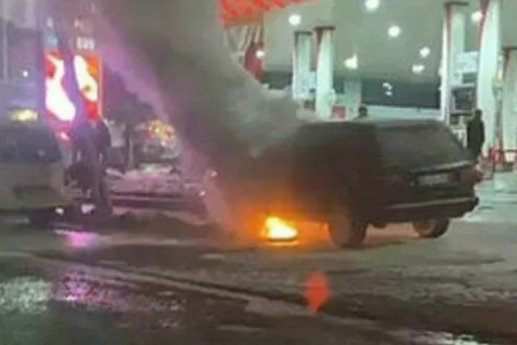 Akaryakıt istasyonu &ouml;n&uuml;nde yangın paniğe yol a&ccedil;tı