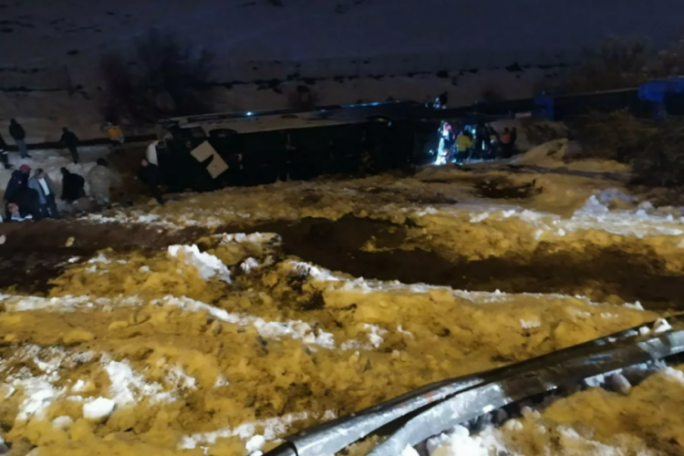 Gaziantep'te yolcu otob&uuml;s&uuml; şarampole yuvarlandı: 3'&uuml; ağır 28 yaralı