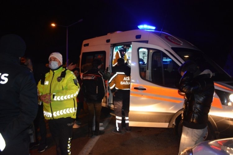 &Ouml;nce &ouml;n&uuml;ndeki araca, sonra bariyerlere &ccedil;arptı: 3 yaralı