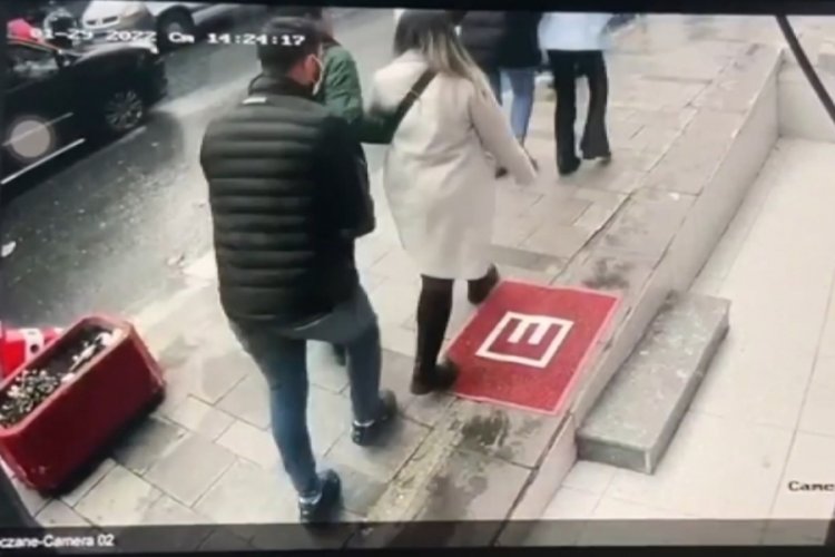 İstanbul Bağcılar'da yolda y&uuml;r&uuml;yen kadının cebinden telefonu &ccedil;aldı