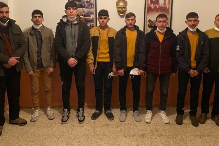 Sahte pasaportlu 8 Afgan yakalandı