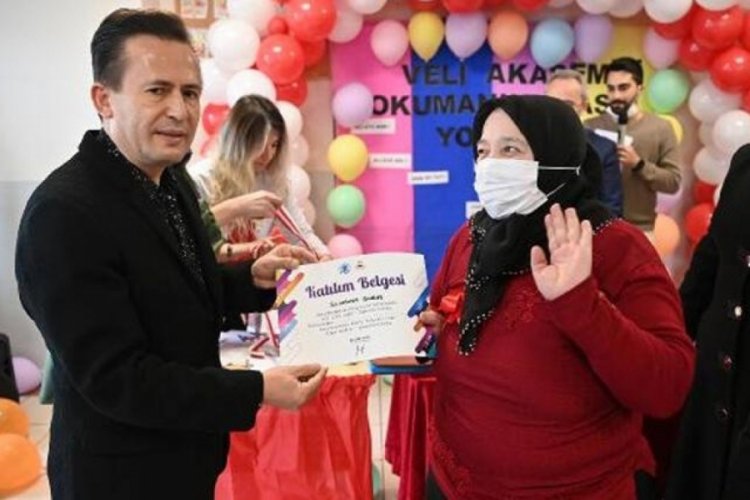 Torunlarının ders notlarıyla okuma yazmayı &ouml;ğrendi
