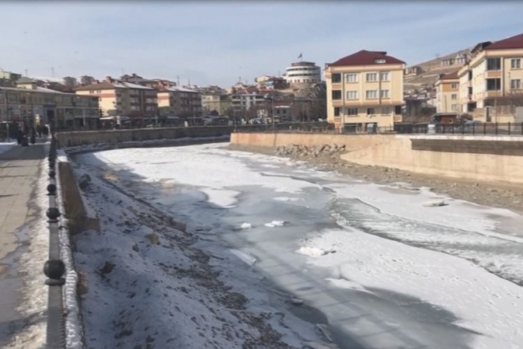 Bayburt'ta dondurucu soğukların etkisiyle nehir ve &ccedil;eşmeler buz tuttu