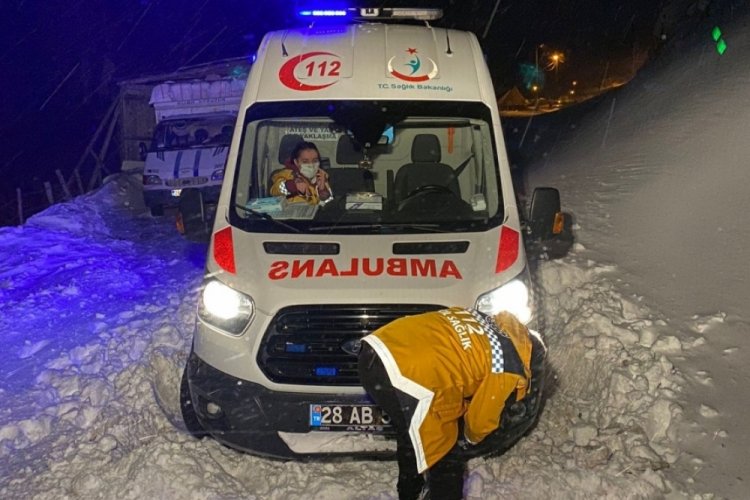 Yolda kalan ambulansın imdadına otel &ccedil;alışanları yetişti