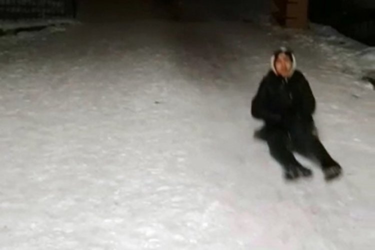 Sakarya'da ihbara giden bek&ccedil;iler, &ccedil;ocuklarla karda kaydı
