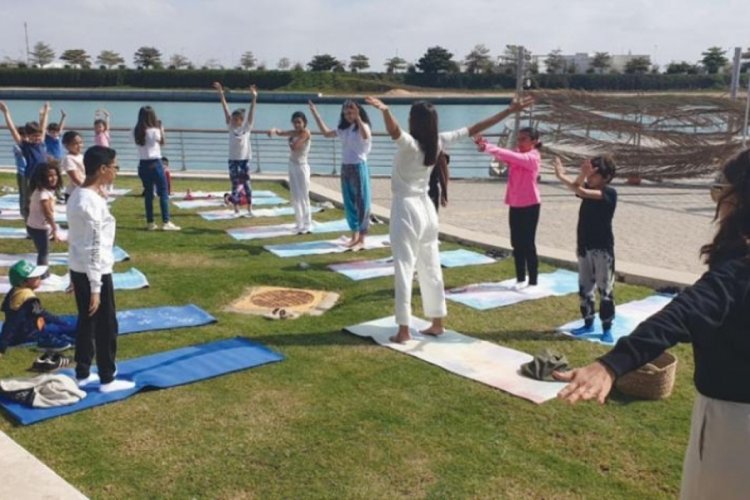 Suudi Arabistan'da a&ccedil;ık alanda ilk kez toplu yoga yapıldı
