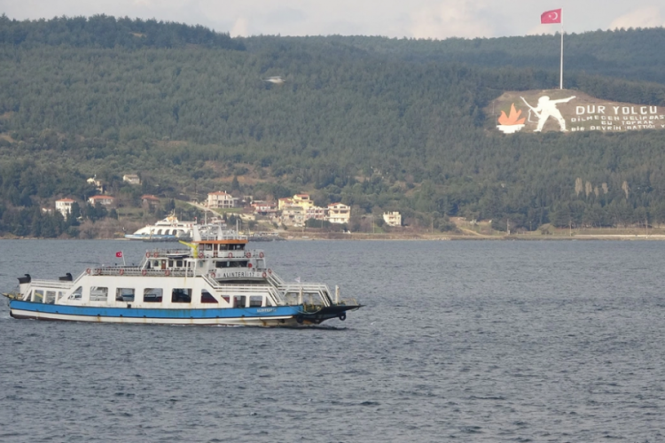 &Ccedil;anakkale'de feribot seferlerine fırtına engeli
