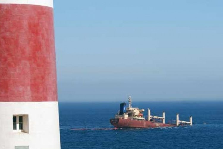 Hollanda'da &ccedil;arpışan iki gemiden biri battı