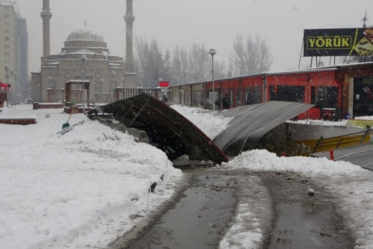 Kara dayanamayan &ccedil;atı, kağıt gibi ayrıldı