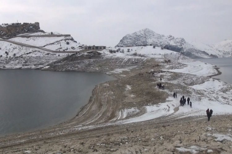 Pertek Kalesi'ne 30 yıl sonra y&uuml;r&uuml;yerek gidebildiler