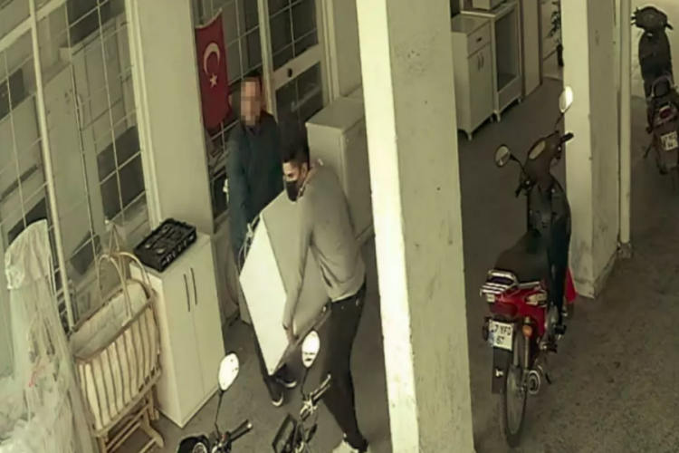 Y&uuml;zs&uuml;z hırsız &ccedil;aldığı &ccedil;amaşır makinelerini komşu esnafa taşıttı