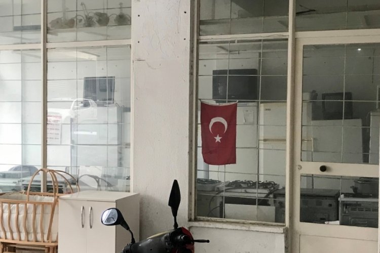 Antalya'da &ccedil;aldığı eşyaları esnafla kamyonete y&uuml;kledi