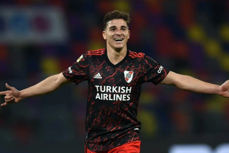 Manchester City, Julian Alvarez'i renklerine bağladı