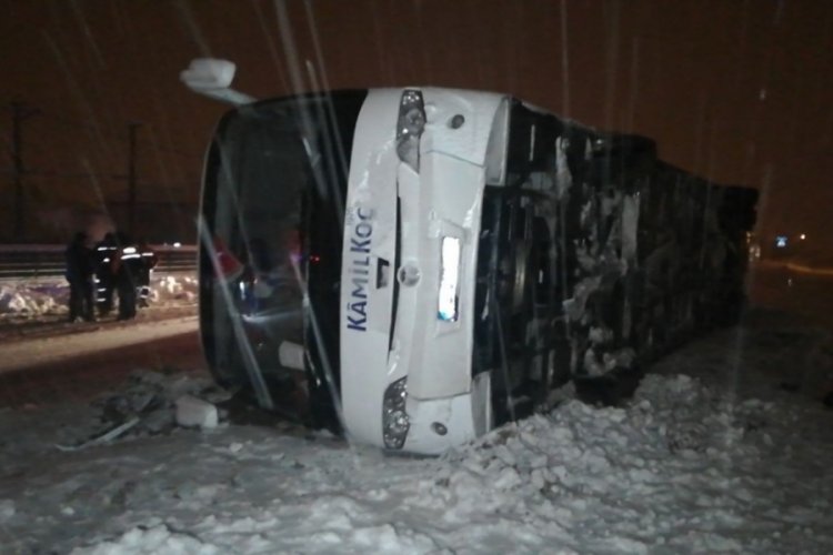 Tokat'ta yoldan &ccedil;ıkan otob&uuml;s devrildi: 13 yaralı