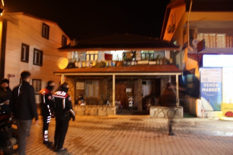 &Ccedil;ocuklarının g&ouml;zleri &ouml;n&uuml;nde eski eşi ve ailesini bı&ccedil;akladı