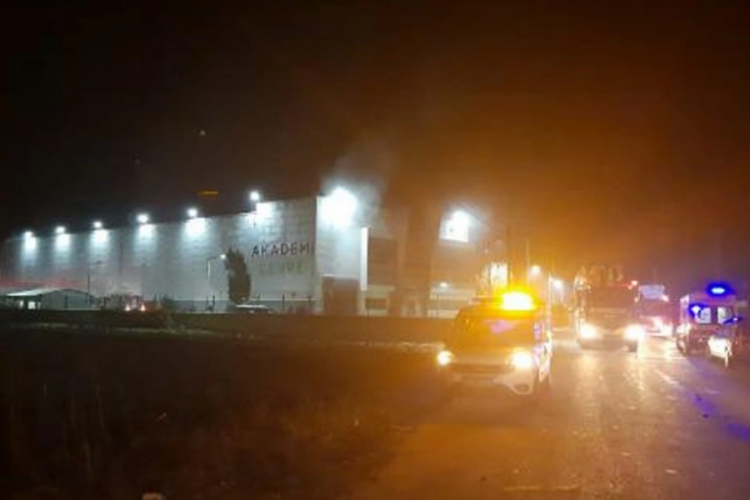 Kocaeli'de geri d&ouml;n&uuml;ş&uuml;m fabrikasında yangın &ccedil;ıktı