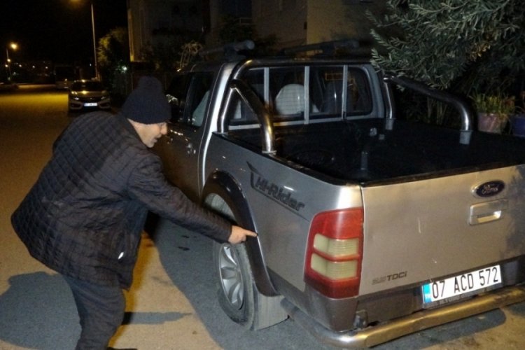 Arabaların lastiklerini patlattı, serbest kaldı