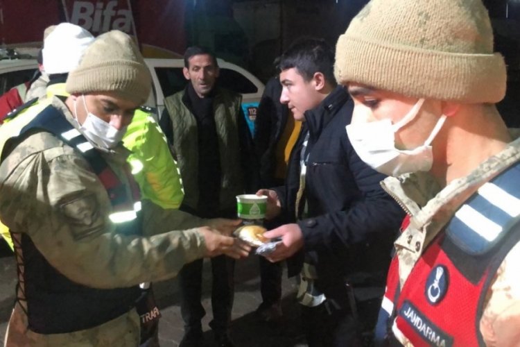 Jandarma ekiplerinden yolda kalanlara &ccedil;orba ikramı