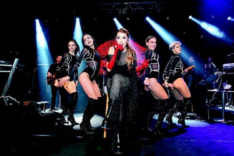 Hande Yener tekerlekli sandalyeyle sahneye &ccedil;ıktı