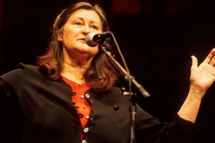 Usta şarkıcı Norma Waterson yaşamını yitirdi