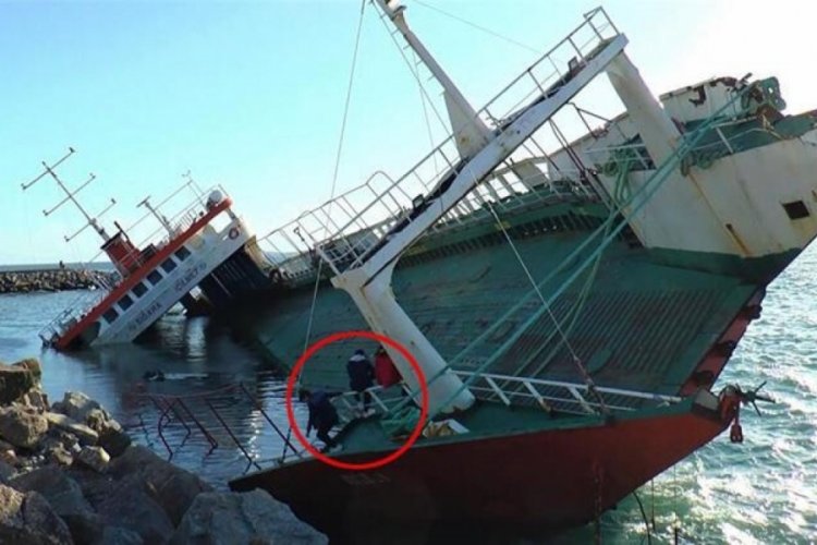 Yan yatan gemi &ccedil;ocukların oyun alanı oldu