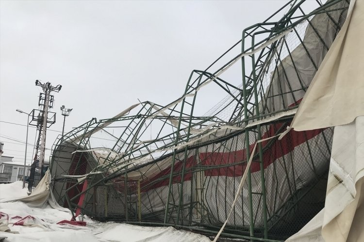 Malatya'da yoğun kar yağışı nedeniyle halı sahanın &ccedil;atısı &ccedil;&ouml;kt&uuml;