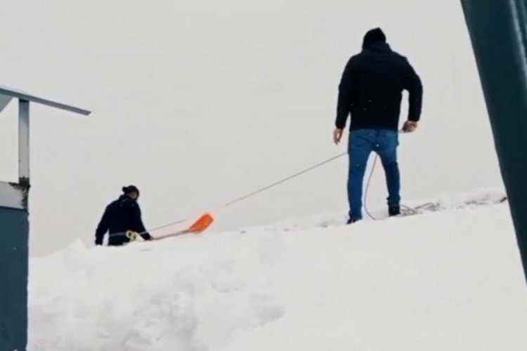 14 katlı binada tehlikeli kar temizliği