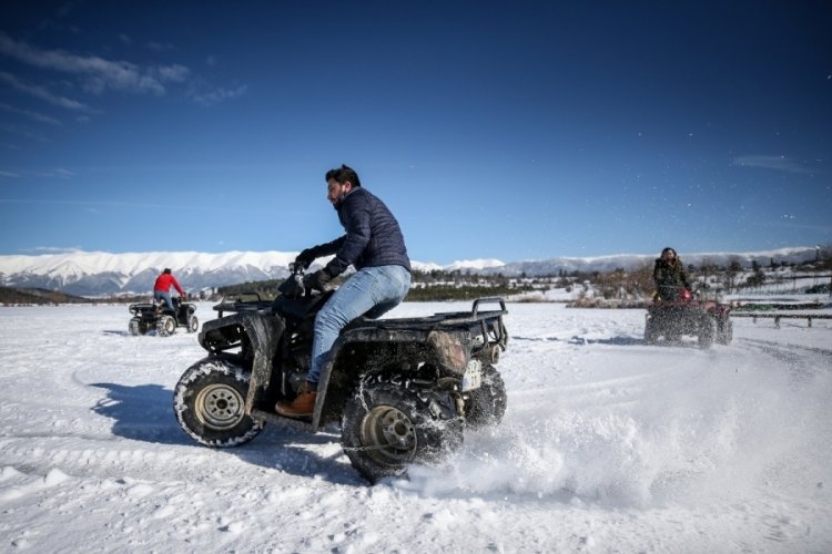 Bursa'da buz tutan g&ouml;lette "ATV safari" heyecanı