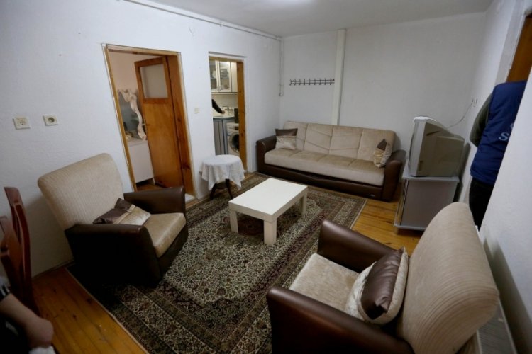 Kış g&uuml;n&uuml; evsiz kalan aileye sevgi eli uzatıldı