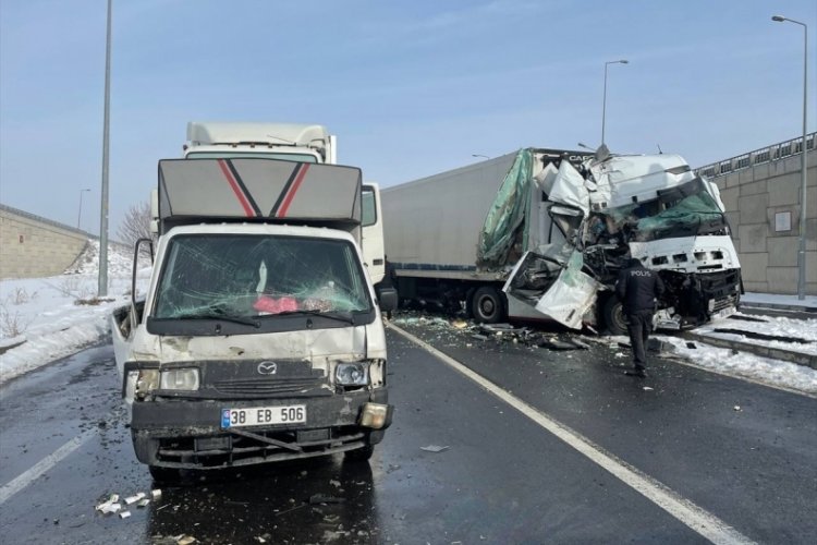 Kayseri'de 2 tırın da karıştığı zincirleme kazada bir kişi yaralandı