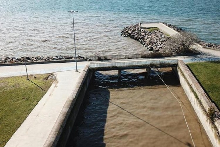 İstanbul'da deniz kahverengi oldu
