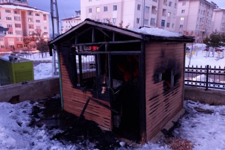 Isınmak i&ccedil;in ateş yaktılar, s&ouml;nd&uuml;remeyince ka&ccedil;tılar