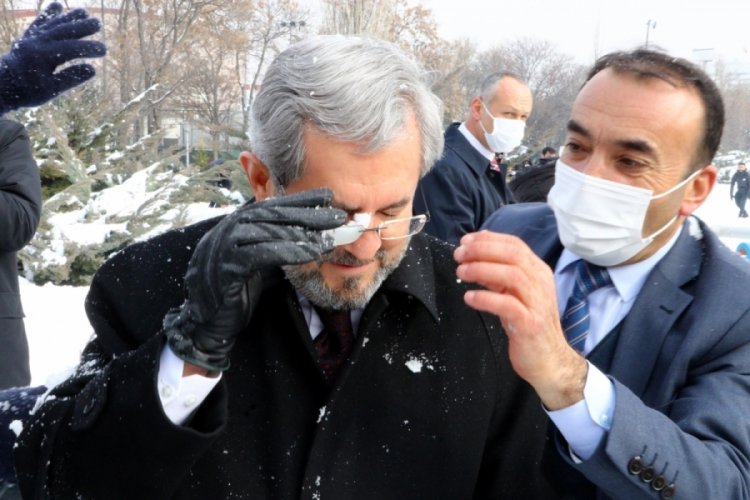 Rekt&ouml;r &Uuml;n&uuml;var ile &uuml;niversitelilerin 'kar topu savaşı'
