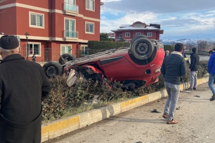 Bursa'da otomobil aydınlatma direğine &ccedil;arpıp takla attı